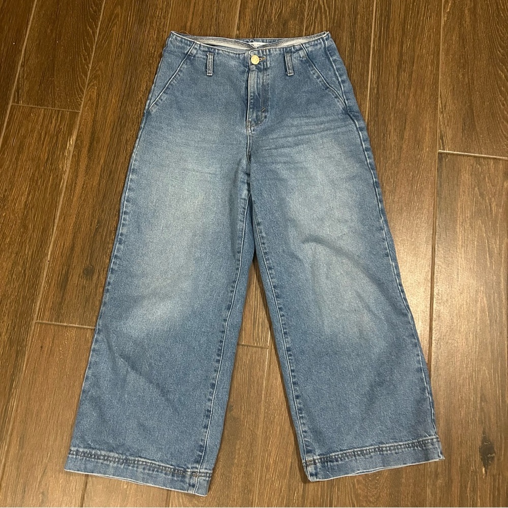 Zara size 6 High Waist Cropped Light-Medium Wash Wide Leg Culotte Style Jean